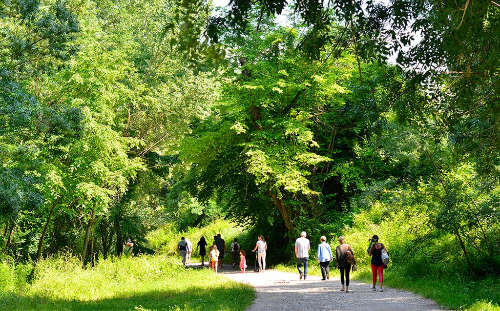 Promeneurs dans le parc naturel des rives du Loup